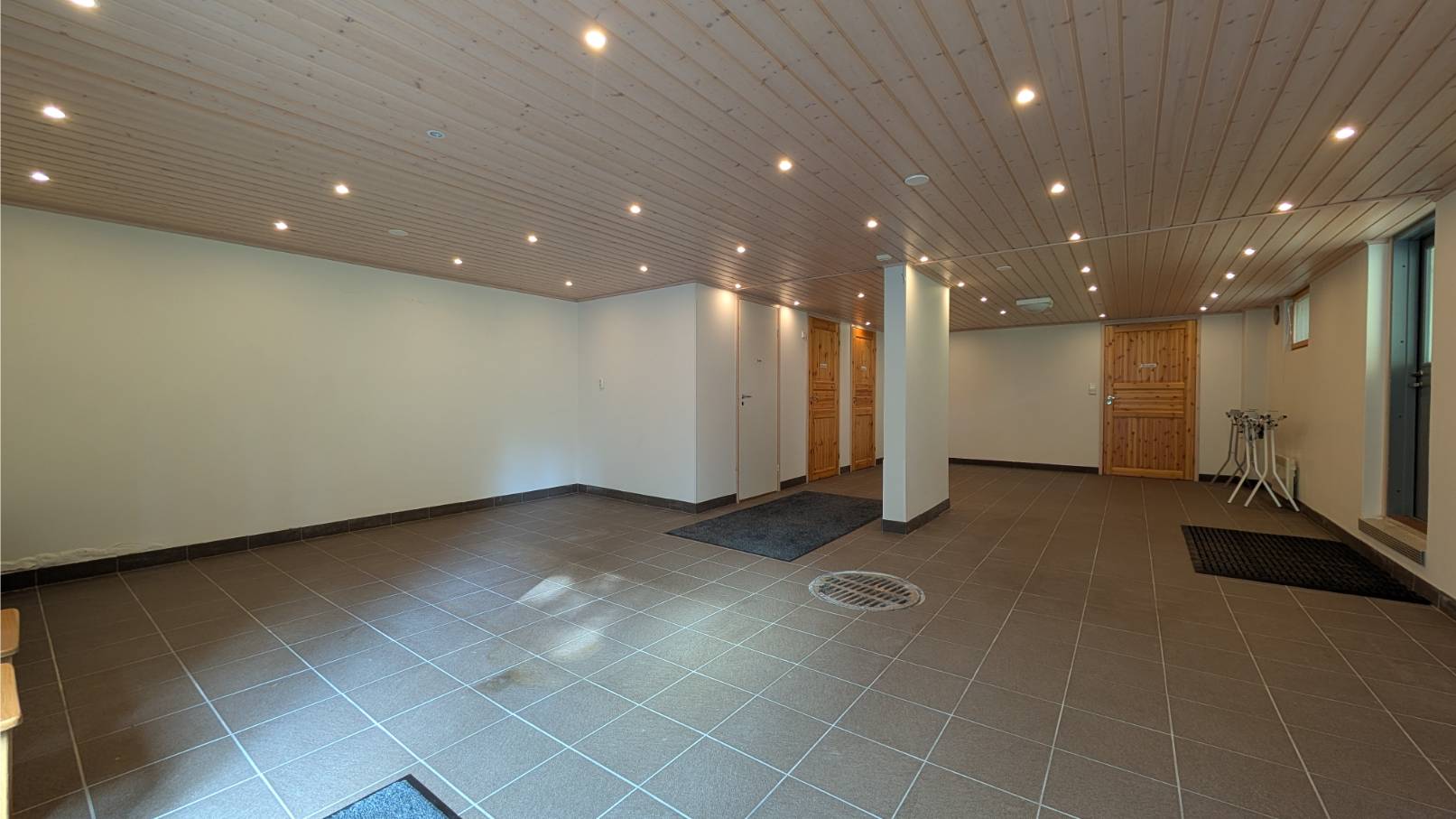 Large warm ski maintenance facilities for alpine skiing teams