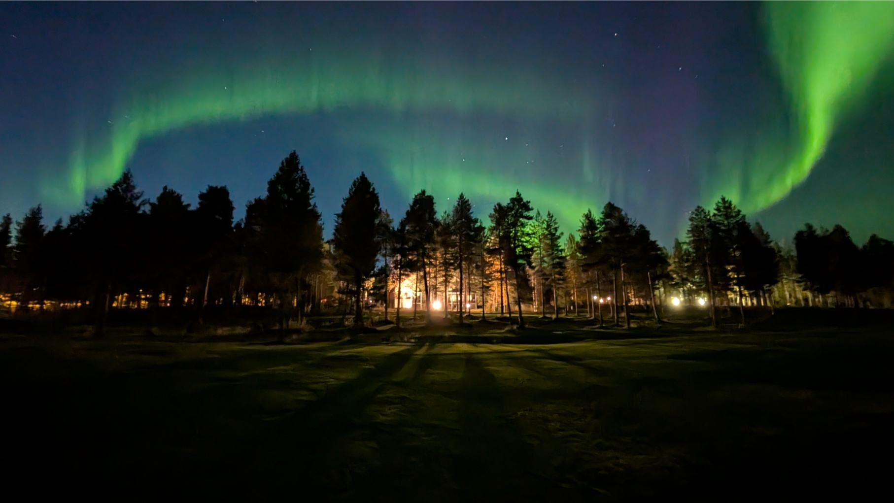 Northern lights above Hiihtogreeni in Levi